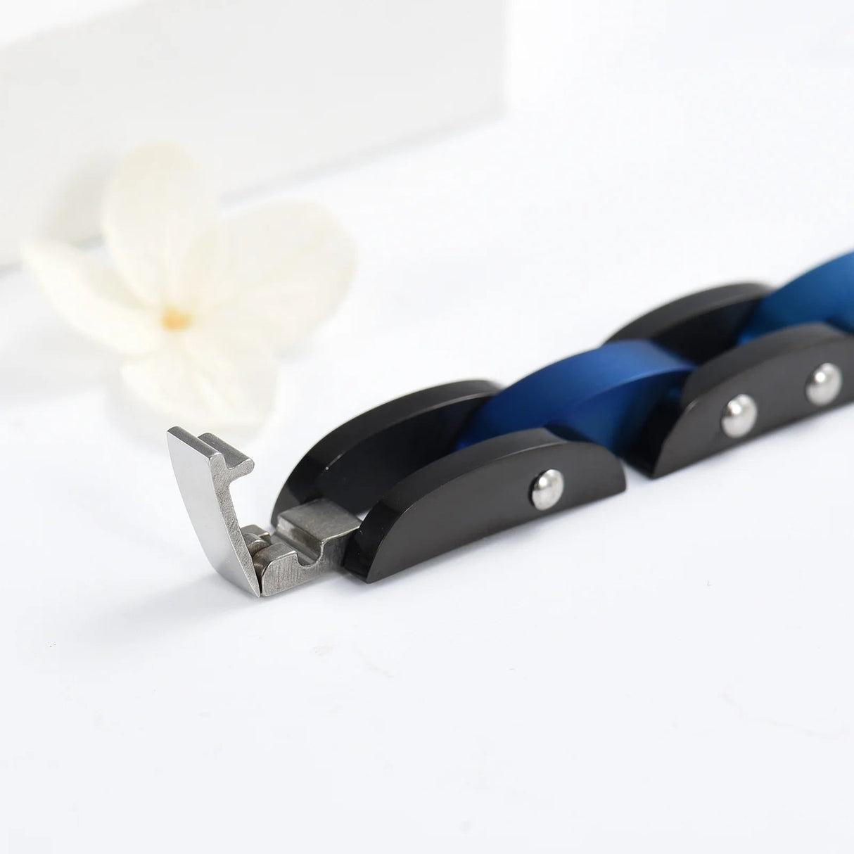 Blue chain link bracelet for ashes with screw-top chamber
