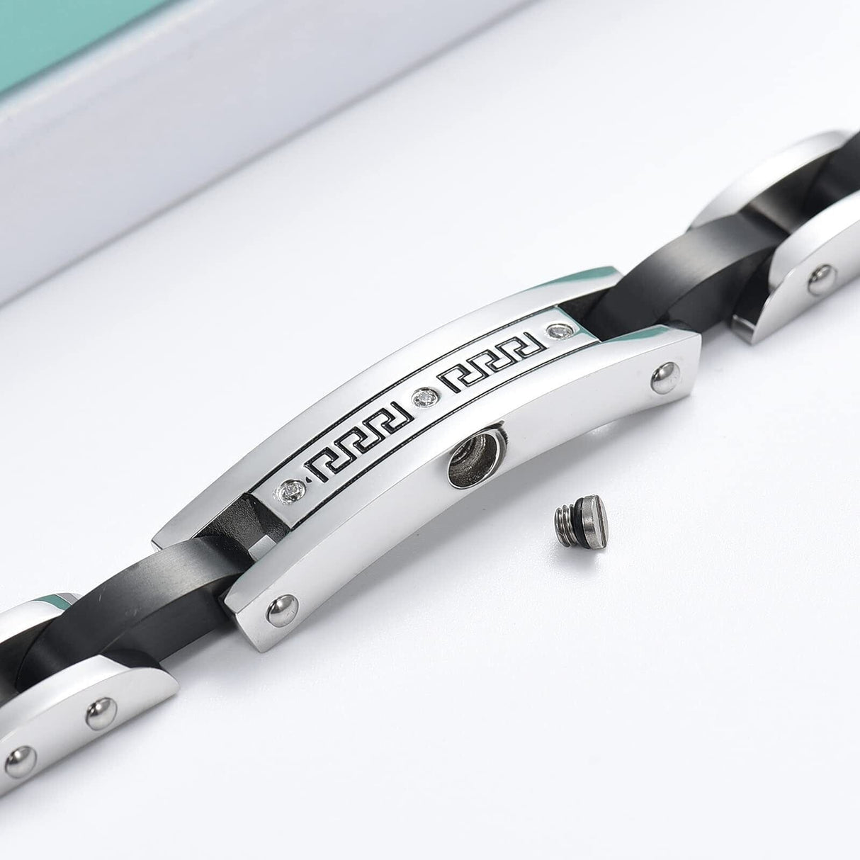 Chain link cremation bracelet with hidden ash chamber